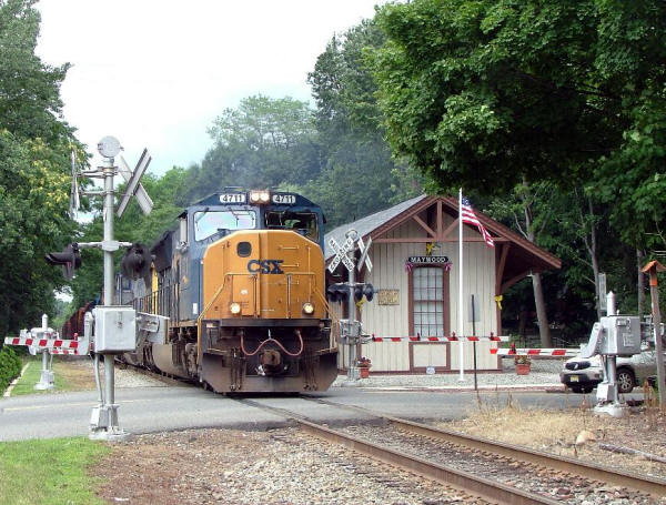 CSX4711-SU100-Q156%28CSXDetour%29MaywoodNJ071604.jpg